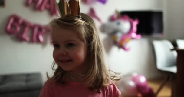 Petite fille blonde à l'anniversaire en tant que princesse. L'enfant a l'air surpris. Licorne — Video