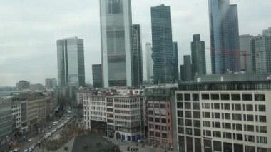 Gökdelenler yüksek asansörden.