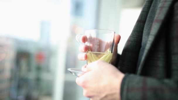 Primer plano mens manos con un vaso de té — Vídeo de stock