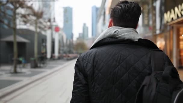 Killen går längs gågatan i den stora staden — Stockvideo