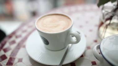 Beyaz bardakta yakın plan kahve. 