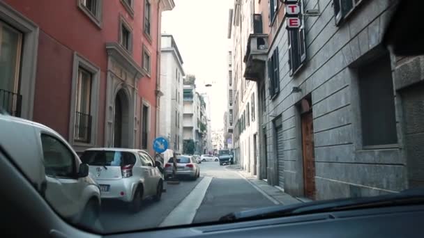 Blick aus einem Auto, das durch eine enge Straße in der Stadt fährt — Stockvideo