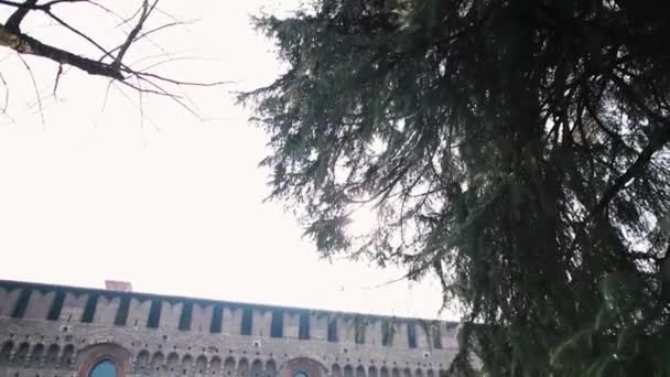 Стіна будівлі з арочними вікнами — стокове відео