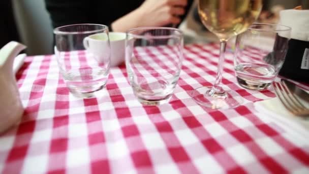 Close-up van tafel serveren in een café voor een gezin met een kind — Stockvideo