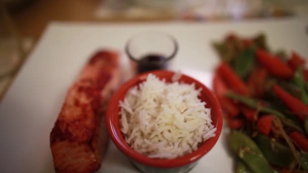 在越南餐馆的盘子里供应配菜饭、鱼、蔬菜 — 图库视频影像