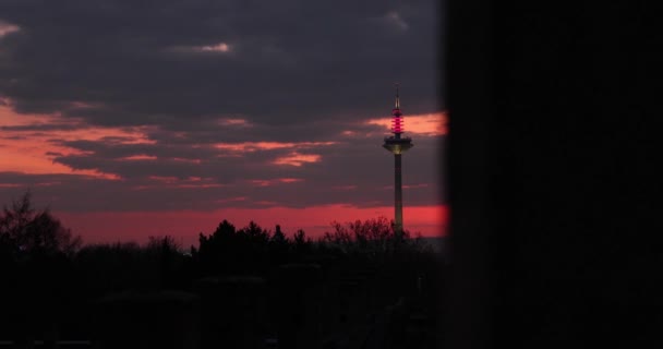 Schöner Sonnenuntergang in der Stadt vor der Kulisse des Fernsehturms — Stockvideo