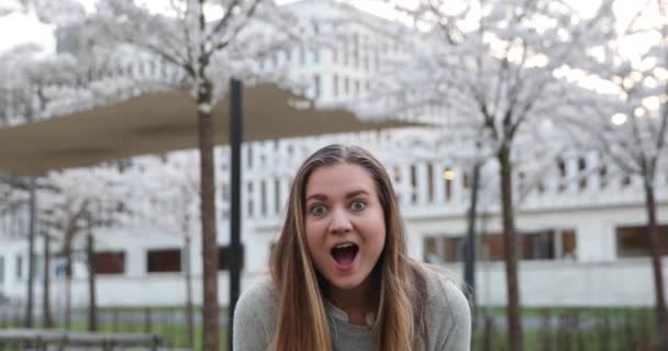 Hermosa rubia en la calle de la ciudad estaba sorprendida y feliz — Vídeos de Stock