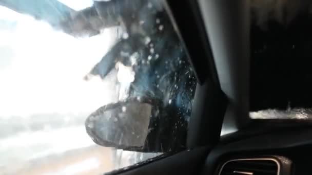 Spazzole lavare l'acqua auto nell'autolavaggio, goccia gocce d'acqua , — Video Stock