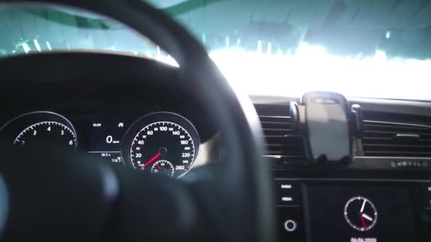 O painel frontal dos carros interior na lavagem de carro , — Vídeo de Stock