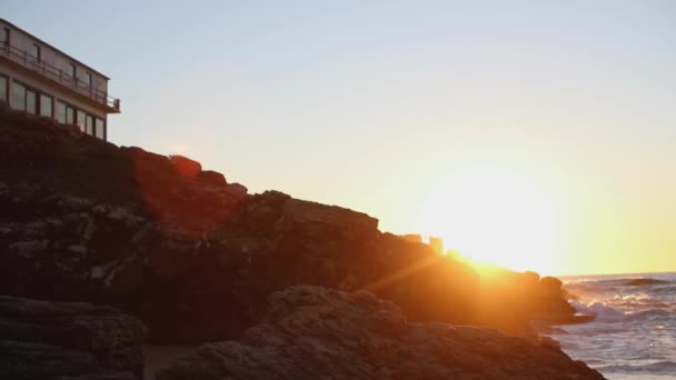 Sunrise on the backdrop of the rocky ocean shore — Stock Video