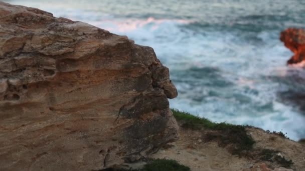 Des vagues mousseuses s'écrasent contre les falaises de l'océan — Video