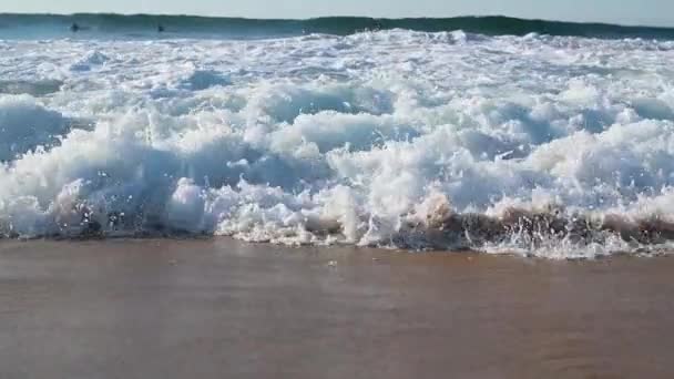 Onda schiumosa colpisce spiaggia di sabbia sulla riva tropicale — Video Stock