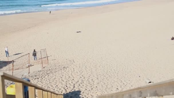 Una escalera de madera desciende a la playa junto al mar en verano — Vídeos de Stock