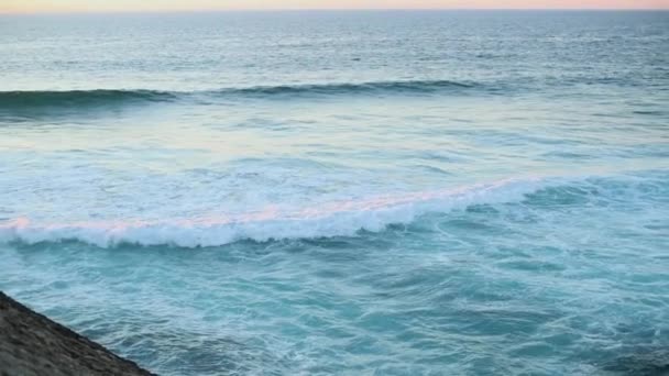 Azure våg rullar på klipporna i havet — Stockvideo