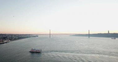 Şafakta gemi bulutsuz bir gökyüzüne karşı yavaşça nehir kıyısına yüzer. 