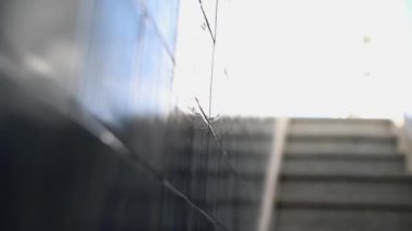 Kapalı granit gri merdiven basamakları ve parlak fayans duvarları