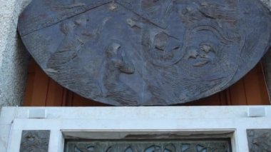 Girişin yuvarlak takip ve kabartma tasarımı