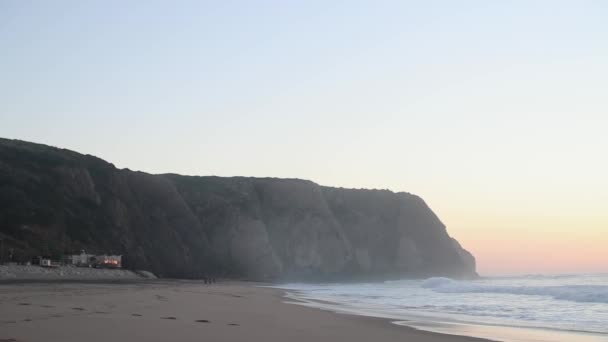Sandy deserto Edland praia contra o sol que nasce do penhasco rochoso — Vídeo de Stock