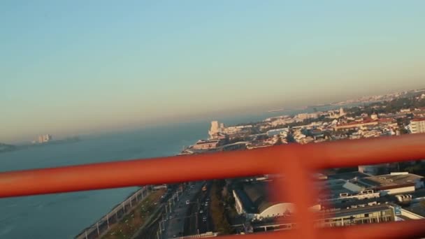 Vue d'en haut lorsque vous roulez sur le pont sur la surface de l'eau et le remblai — Video