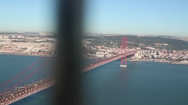 Vista de cima na ponte rodoviária sobre o rio — Vídeo de Stock