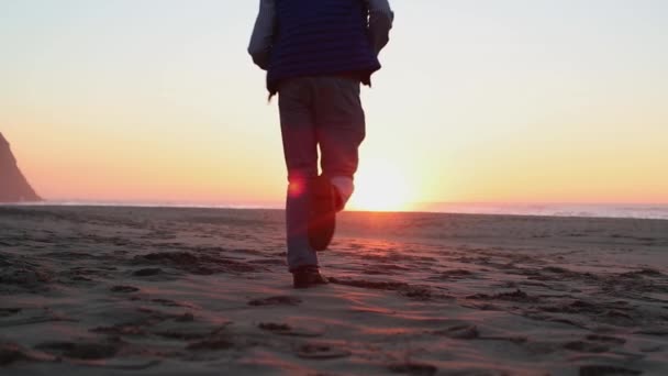 L'homme habillé court le long du rivage de l'étang pour rencontrer le soleil levant — Video