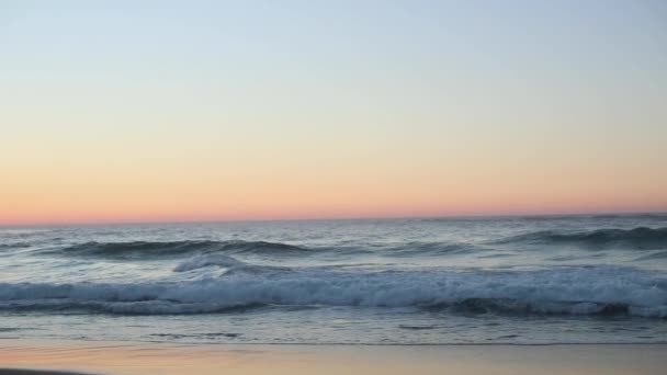 夜明けに砂浜に早朝に捨てられた海のビーチ — ストック動画
