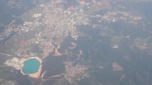 Blick aus dem Flugzeug über den See mitten auf der Insel — Stockvideo