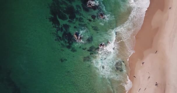 Oceaan kustlijn vanuit een vogelperspectief Golven rijden op een verlaten zandoceaan — Stockvideo