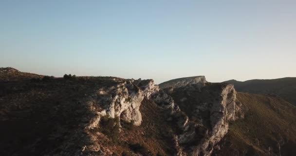 White cliffs and brown vegetation from a birds-eye view — Stock Video