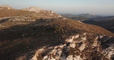 Okyanustaki beyaz kayalıklara kuşbakışı yakından bakın.