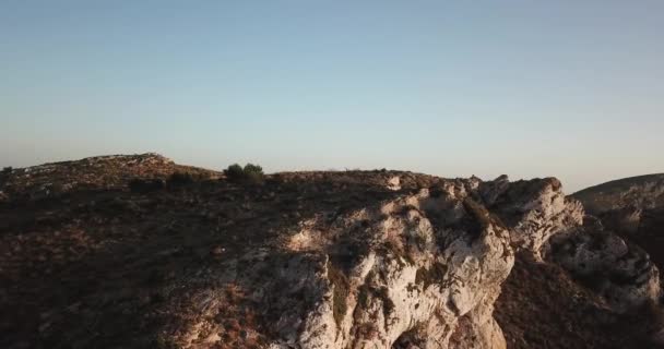 Flug über die Klippen des Ozeans aus der Vogelperspektive — Stockvideo