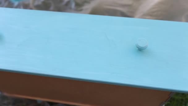 Blauw gekleurde meubelstukken op een beschermende film op straat — Stockvideo