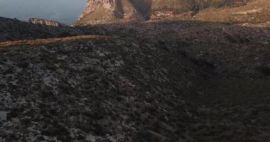 Okyanustaki kayalık dağlarının yüzeyine kuşbakışı bir bakış açısıyla yakından bak.