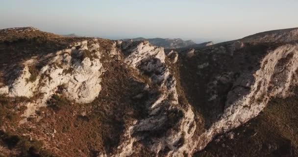 Vlieg over de rotsachtige witte bergen van de kust van de oceaan — Stockvideo