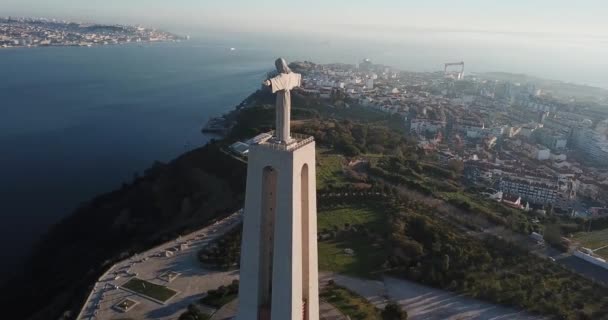Estátua de pedra branca grande sobre a cidade e a vista aérea do mar — Vídeo de Stock