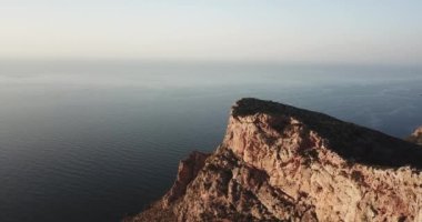Kuş bakışı okyanusta kayalık.