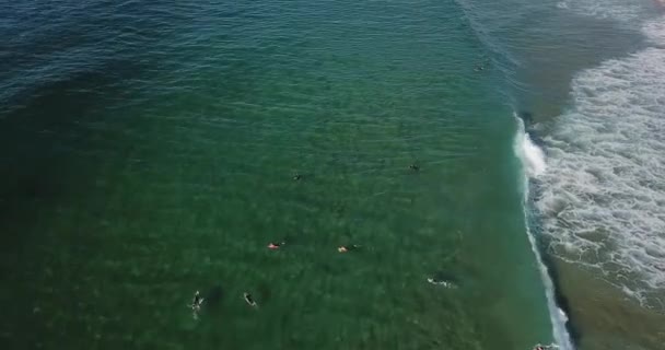 Vliegen over een golf van oceaan langs een verlaten zandkust — Stockvideo