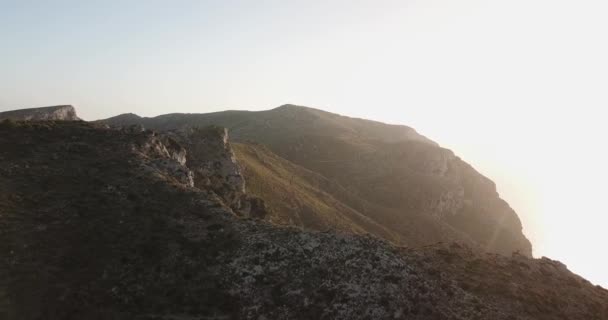 Roche haute sur l'océan au lever du soleil d'une vue d'oiseau-oeil 