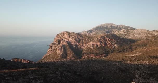 Braune Berge am Meer im Morgengrauen aus der Vogelperspektive — Stockvideo