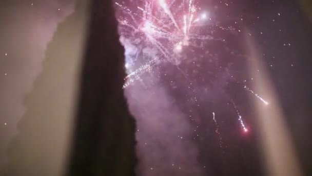 Saludo en la ciudad en el oscuro cielo nocturno — Vídeo de stock