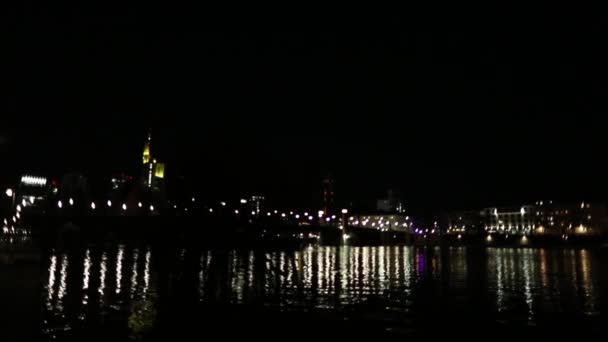 Les lumières de la ville nocturne se reflètent dans l'eau noire — Video