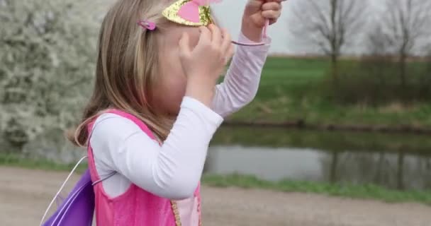 Menina loira no parque da primavera em trajes de fadas joga no prado verde — Vídeo de Stock