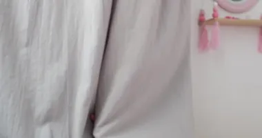 Güzel küçük sarışın kız Gri perdelerin arkasında saklanıyor