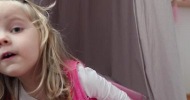 Evdeki pamuktan yapılmış gri çadırda küçük sarı deriler.