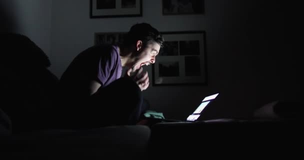 Heldere emoties van een brunette met een baard van gezien op het scherm van een laptop — Stockvideo