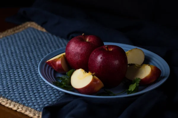 Manzanas Fondo Azul Negro — Stock Photo, Image