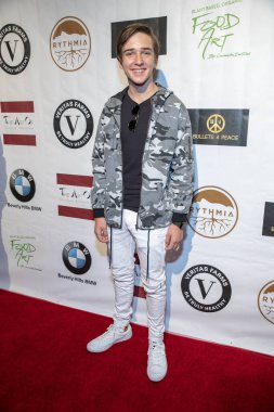 Michael Champion, 15 Eylül 2018 'de Beverly Hills, Kaliforniya' daki Waldorf Astoria Beverly Hills 'de düzenlenen 2018 yıllık Emmy Ödülleri onuruna Özel Hediye Salonu' na katıldı.