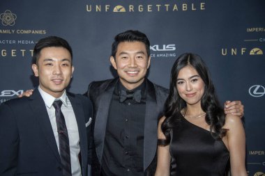 Jason Chan, Simu Liu, Jade Bender 14 Aralık 2019 'da Beverly Hilton, Beverly Hills, CA' da 18.