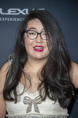 Jenny Han, 14 Aralık 2019 'da Beverly Hilton, Beverly Hills, CA' da düzenlenen 18. Unutulmaz Galaya katılıyor.