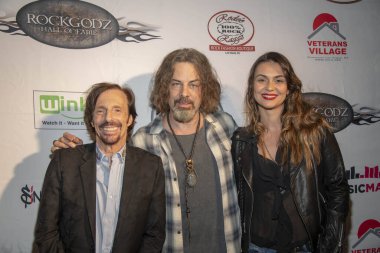 Richie Zito, Richie Kotzen ve Julia Lage 27 Ekim 2019 'da Agoura Hills' teki The Canyon Club 'da düzenlenen RockGodz Hall of Fame Geleneksel Giriş Töreni' ne katıldılar.
